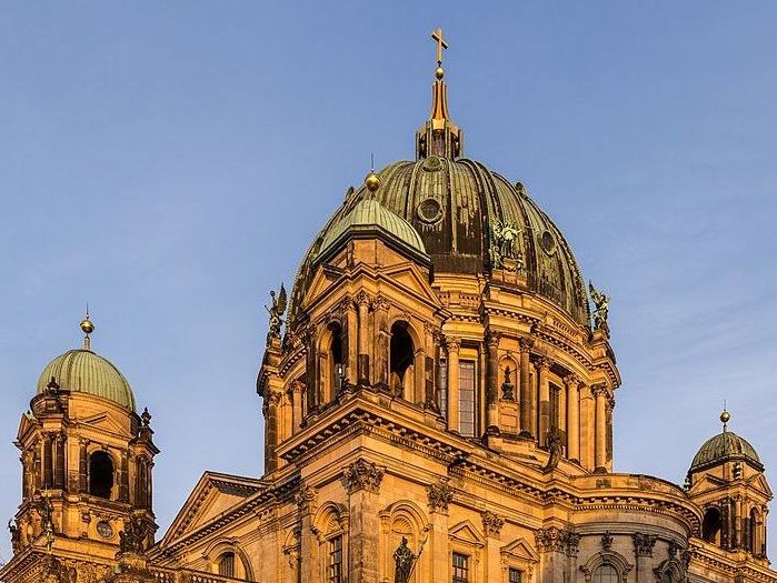 Dach des Berliner Doms im Sonnenschein