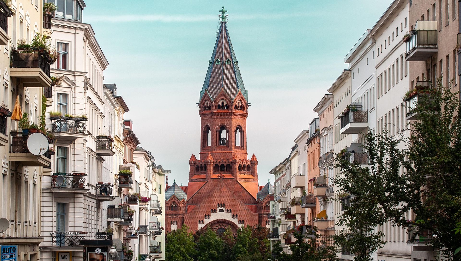 Rote Backsteinkirche inmitten einer Berliner Wohnstraß