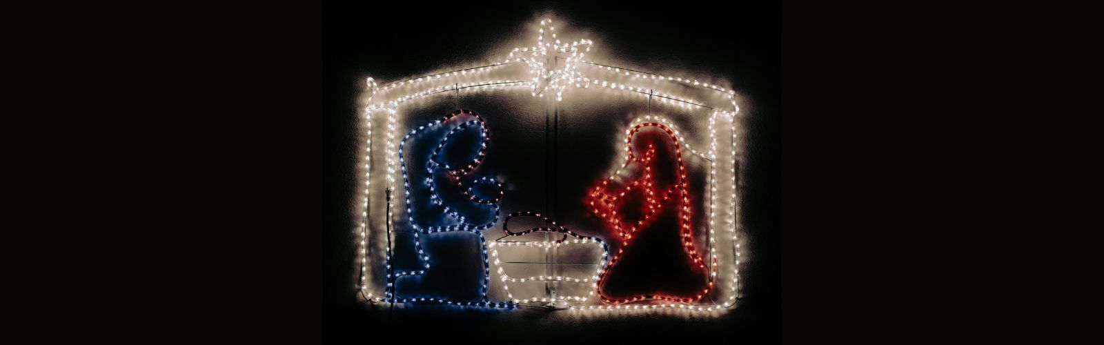 Krippe dargestellt durch verschiedenfarbige Lichterketten