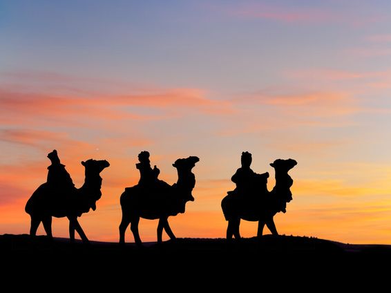 Die drei Weisen auf Kamelen bei Sonnenaufgang