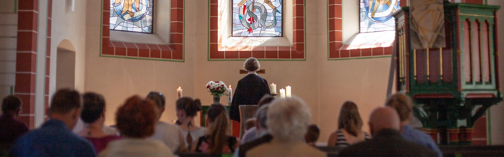 Feier eines Gottesdienstes in einer Kirche