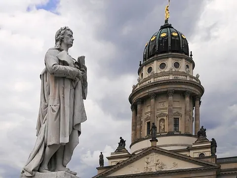 Turm des Französischen Doms, daneben Luther-Statue