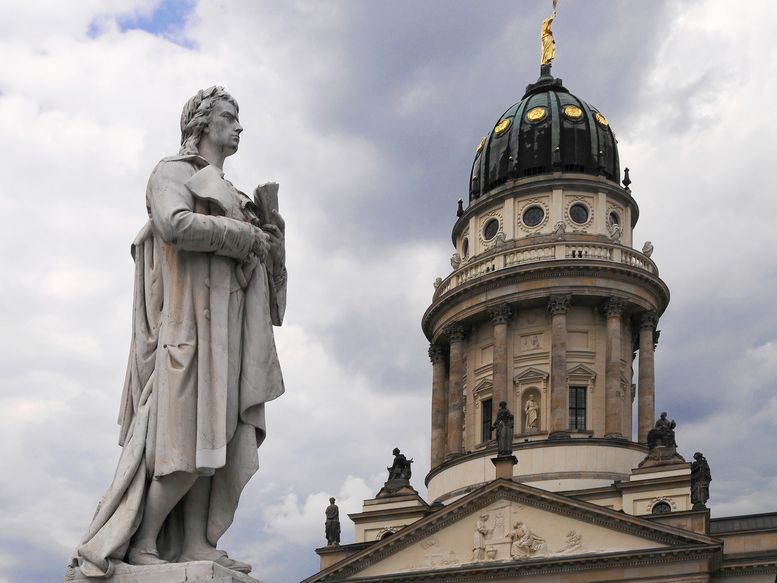 Turm des Französischen Doms, daneben Luther-Statue