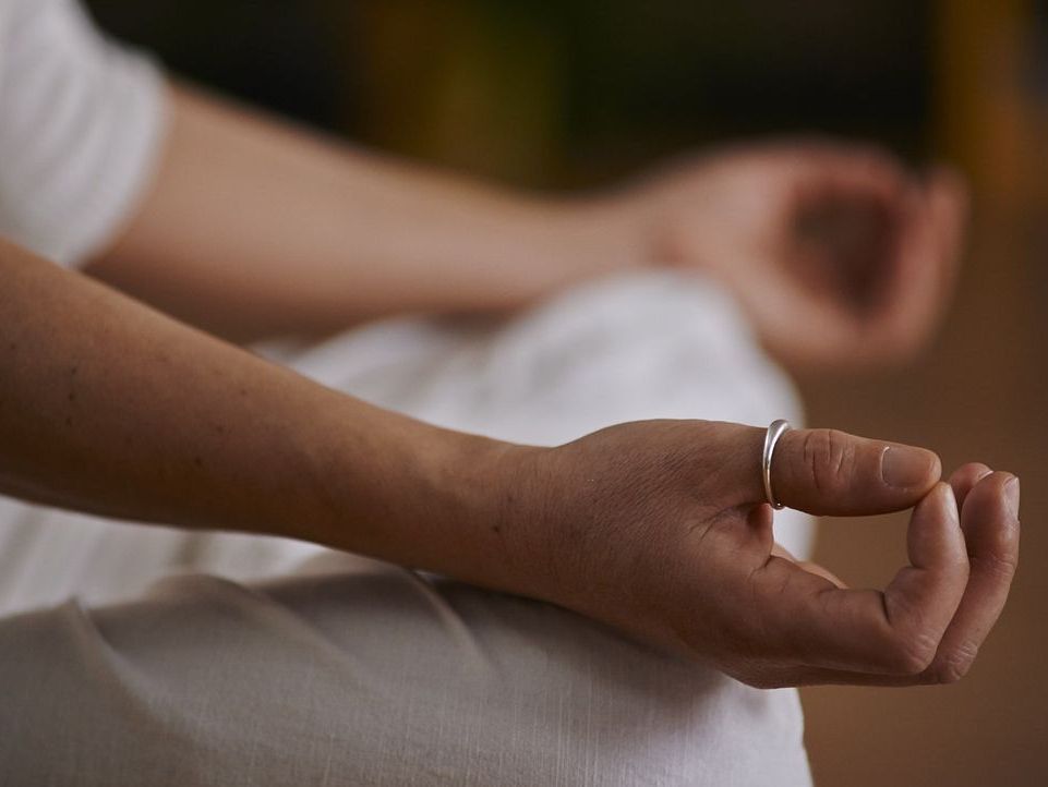 Yoga-Stellung mit ausgebreiteten Armen