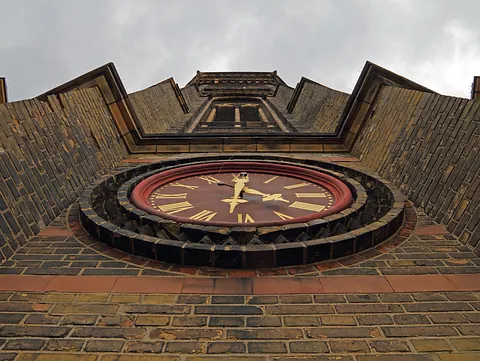 Turm der Zionskirche mit Uhr von unten fotografiert