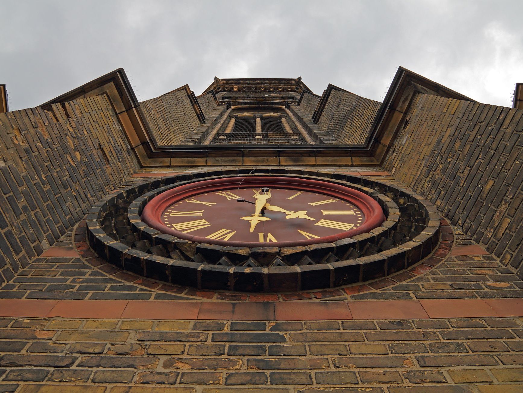 Turm der Zionskirche mit Uhr von unten fotografiert
