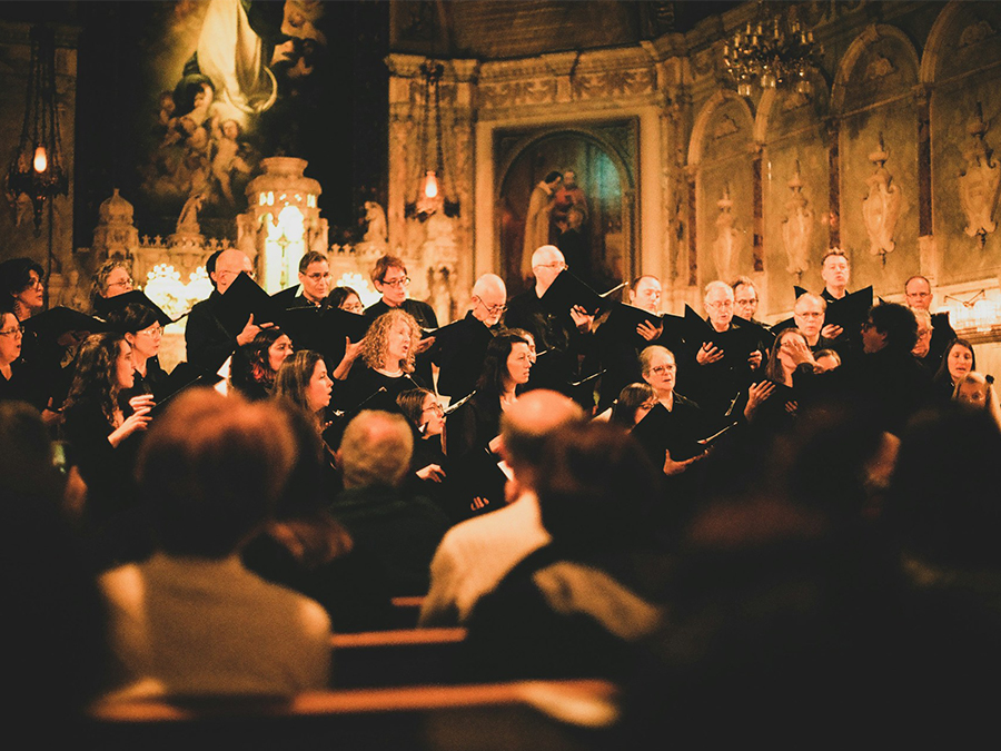Großer Chor in beleuchteter Kirche