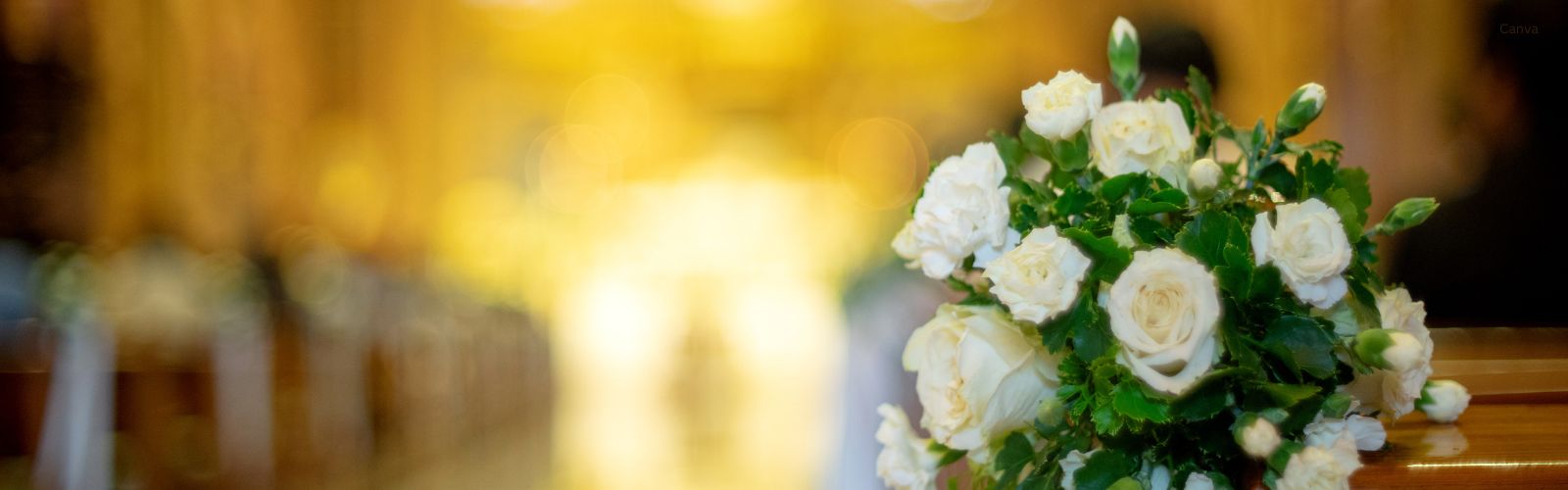 Weißer Rosenstrauß in einer hellen Kirche