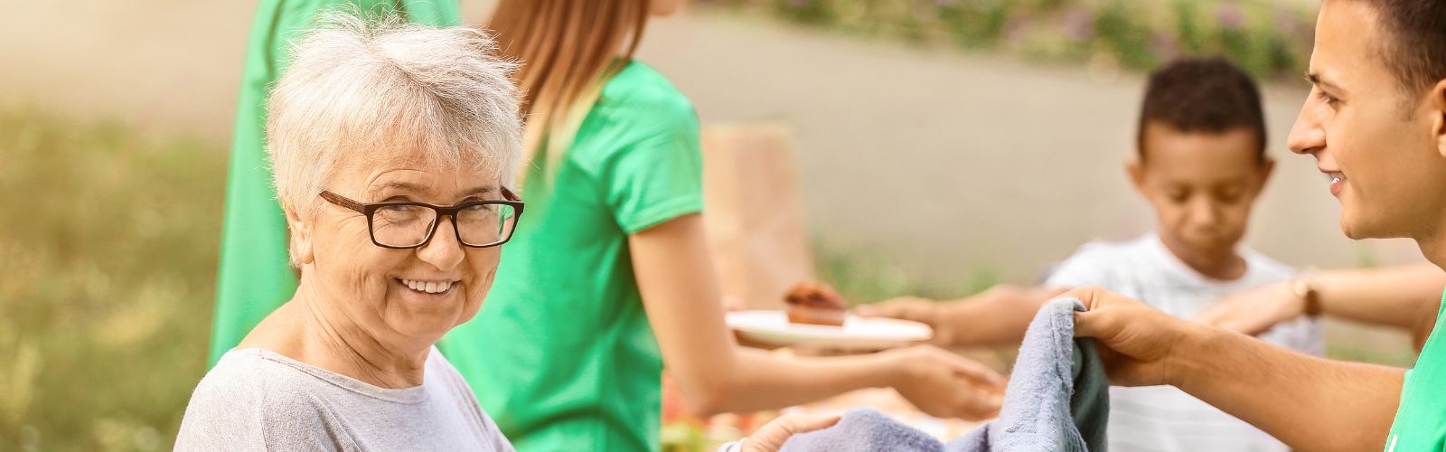 Seniorin bei der Essensausgabe