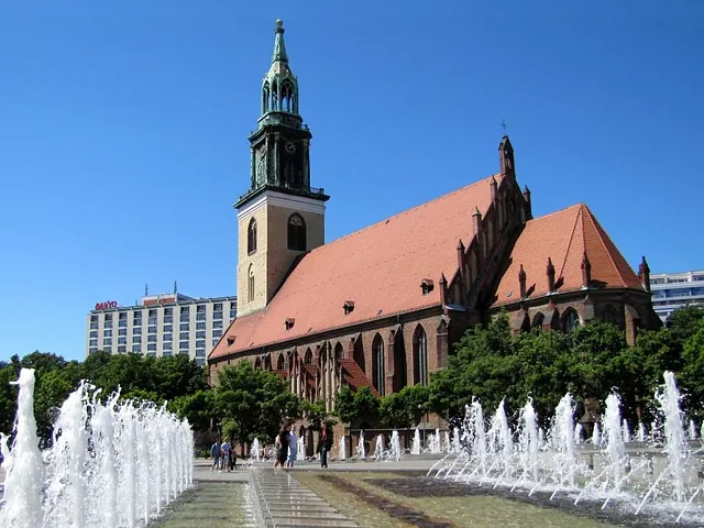 Turm der St. Marienkirche von außen bei blauem Himmel