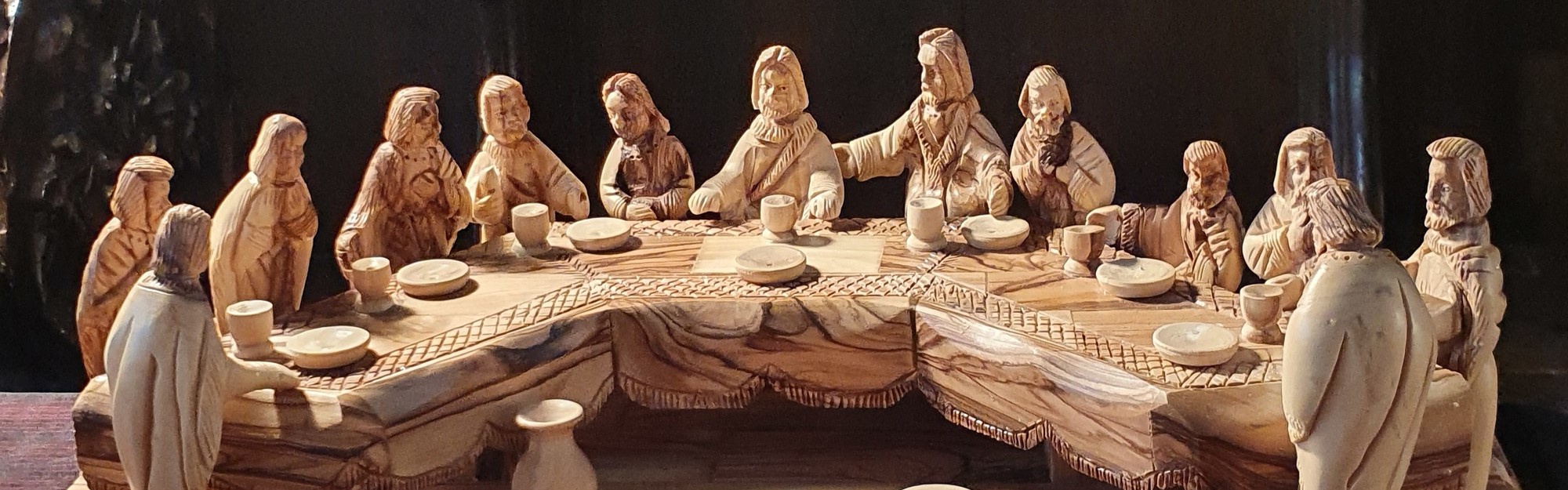 Krippe dargestellt durch verschiedenfarbige Lichterketten