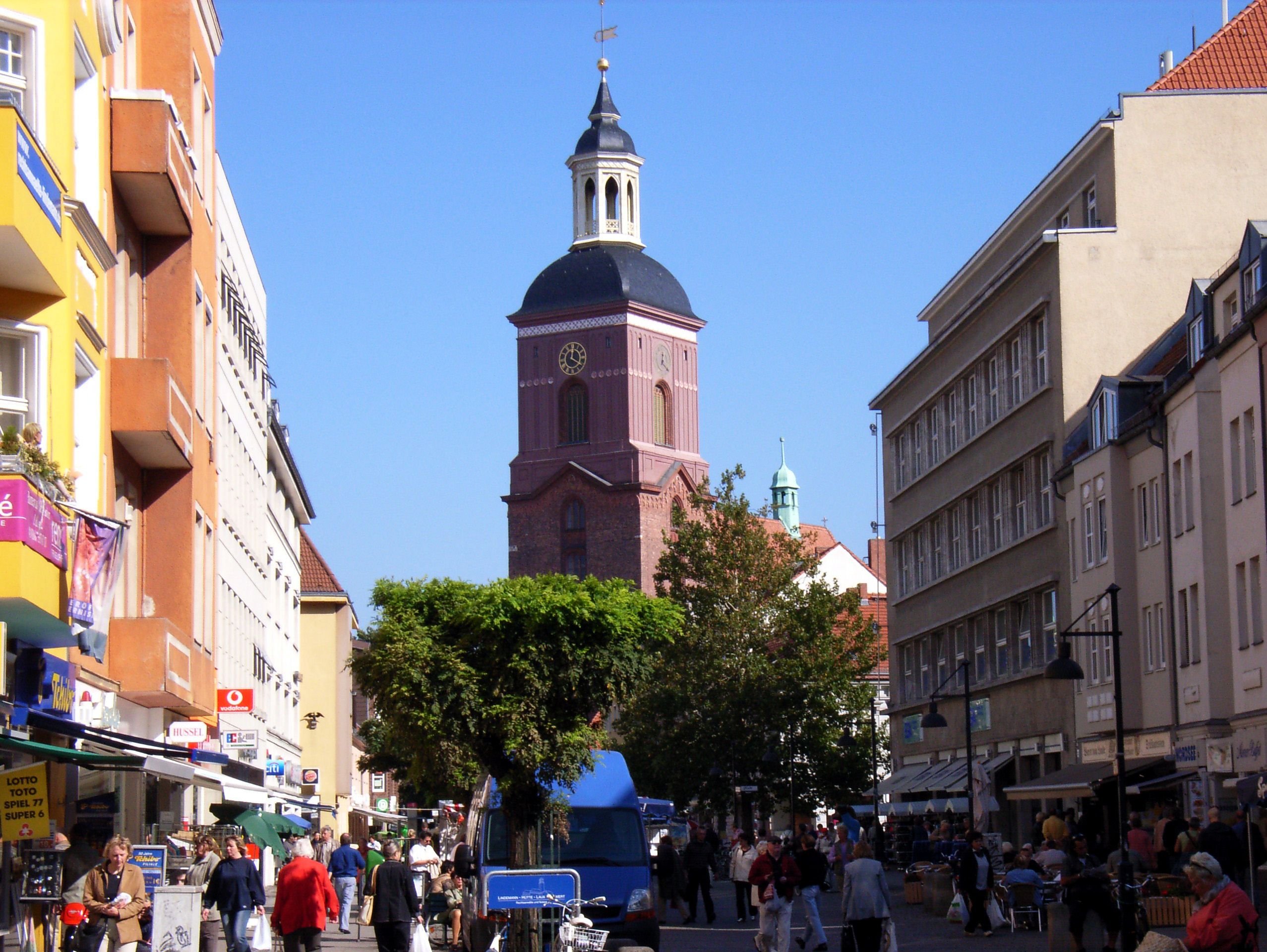 Blick von der Altstadt Spandau auf den Turm der St. Nikolai-Kirche