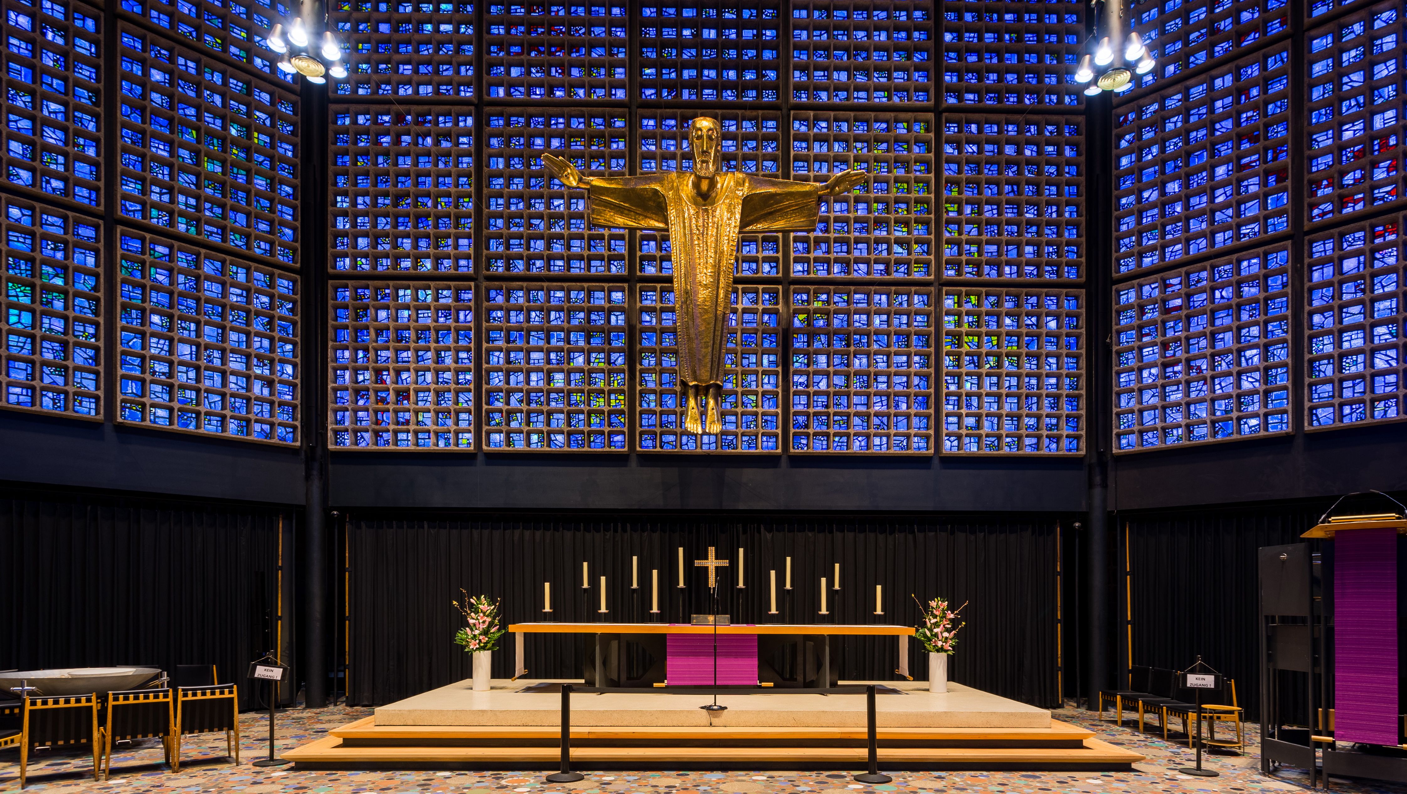 Altarraum der Kaiser-Wilhelm-Gedächtniskirche mit blauer Fensterfront