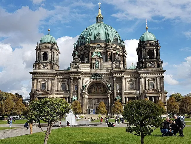 Außenansicht des Berliner Doms im Sommer