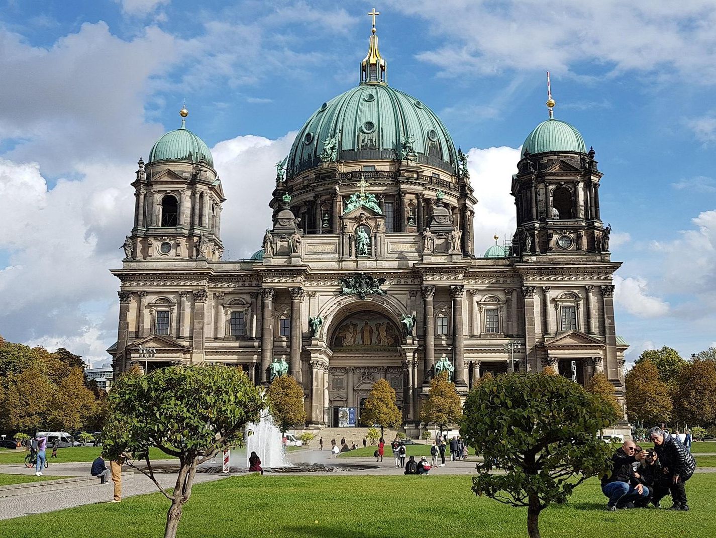 Außenansicht des Berliner Doms im Sommer