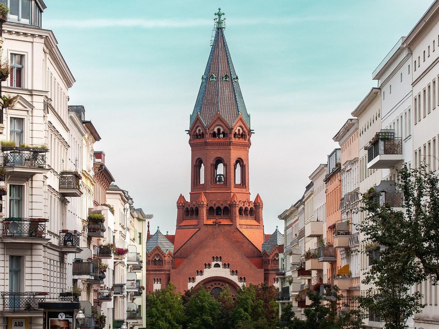 Rote Backsteinkirche inmitten einer Berliner Wohnstraße