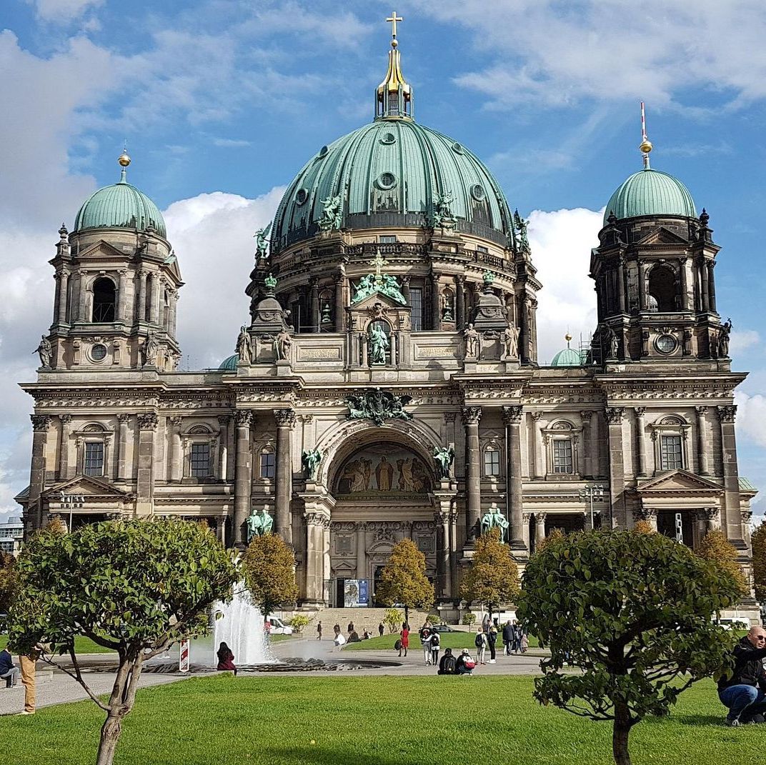 Außenansicht des Berliner Doms im Sommer