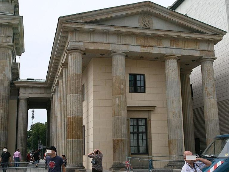 Torhaus neben dem Brandenburger Tor