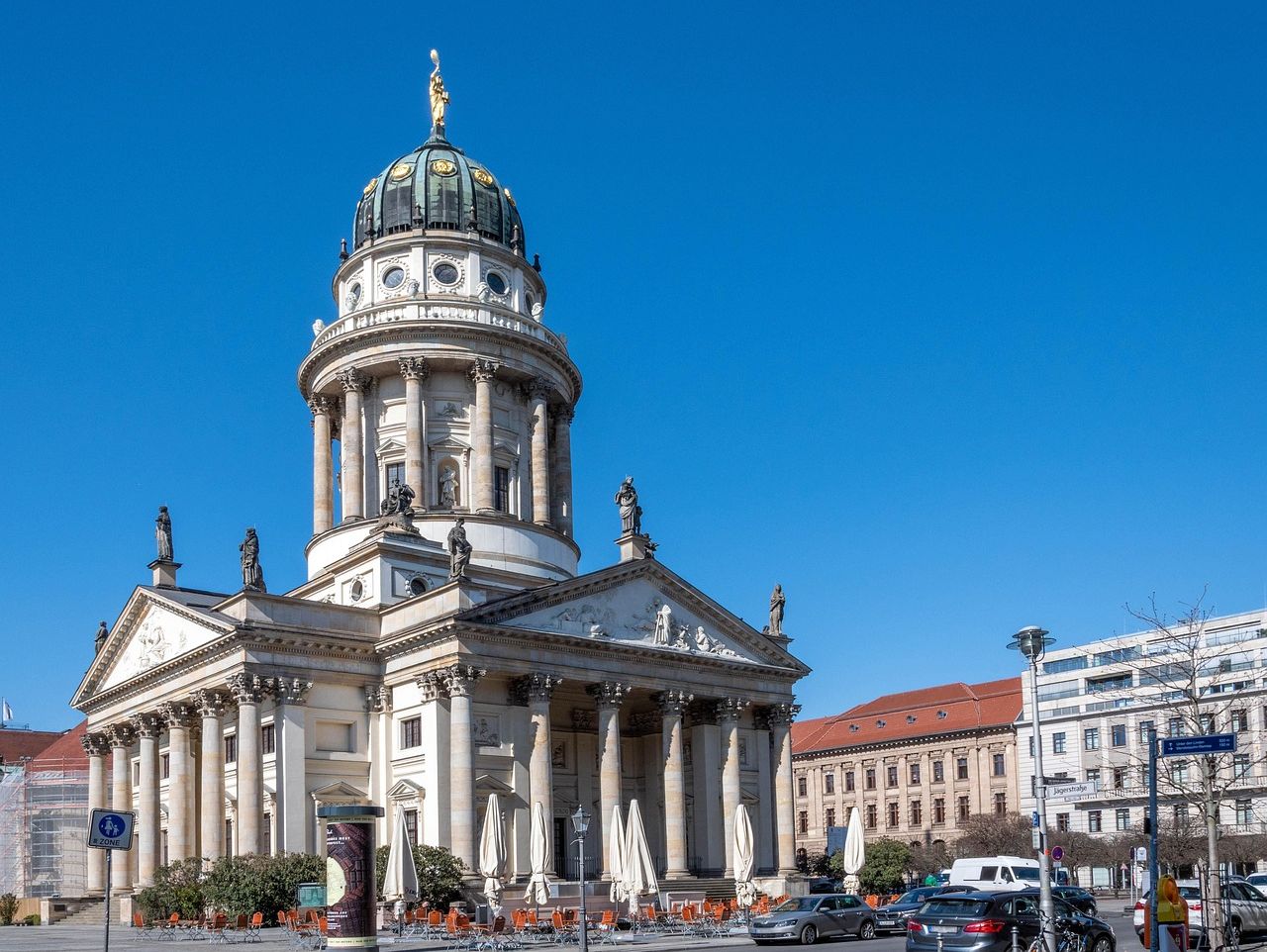 Französischer Dom von außen bei blauem Himmel