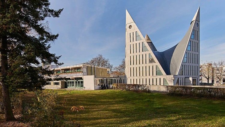 Altarraum der Kaiser-Wilhelm-Gedächtniskirche mit blauer Fensterfront