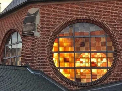Erleuchtetes Fenster des Stadtklosters Segen