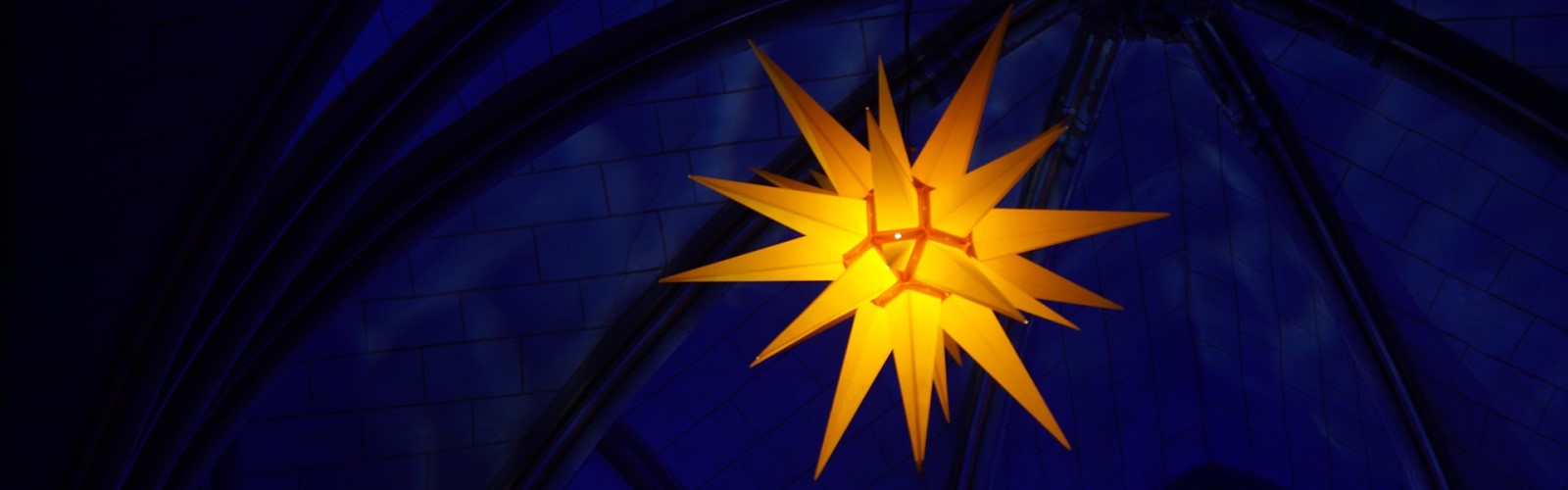 Herrnhuter Stern einem dunklen Kirchengewölbe