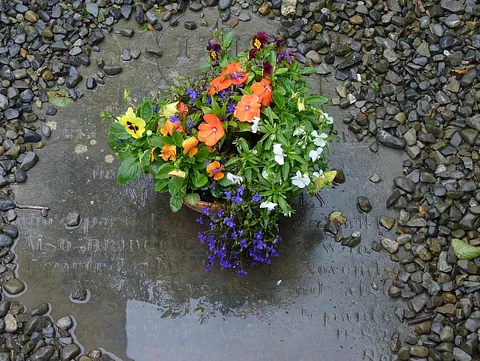 Grabplatte mit Blumenschale