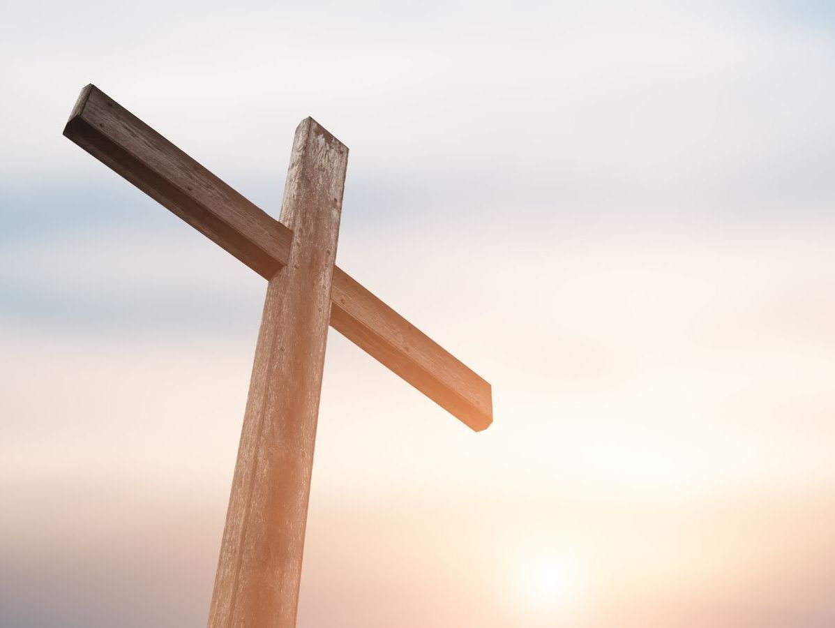 Holzkreuz im Morgenrot